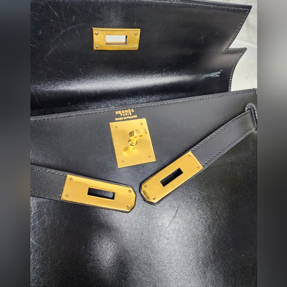 Hermès Kelly 28 in Black Box Leather with Gold Hardware - Picture 15 of 16